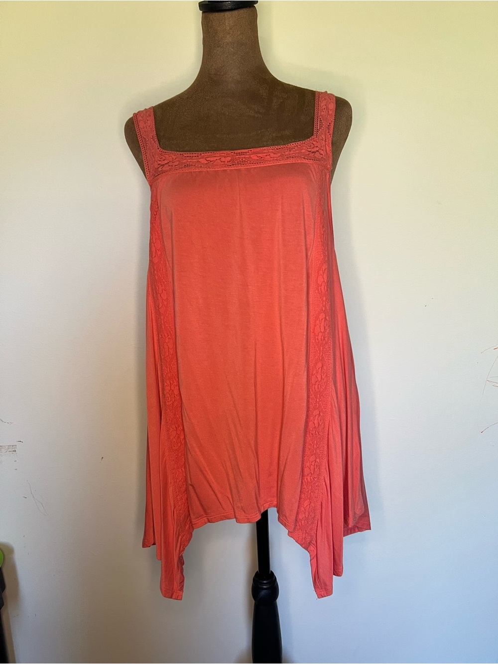 Cupio Coral Lace-Trim Camisole Tank